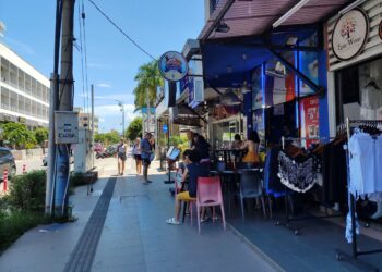 KEHADIRAN pelancong tetap ada walaupun tidak semeriah dahulu ketika tinjauan dilakukan di Pantai Chenang, Langkawi, baru-baru ini. – UTUSAN/NUR AMALINA AZMAN