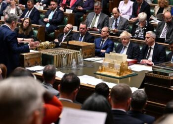 PERDANA Menteri Britain, Boris Johnson (tiga dari kanan) mendengar respon daripada ketua pembangkang, Keir Starmer berhubung laporan Sue Grey di Parlimen di London. - AFP  