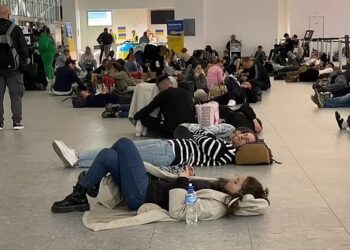 PENUMPANG terpaksa baring atas lantai disebabkan pembatalan penerbangan di Lapangan Terbang Stansted. - N.C   