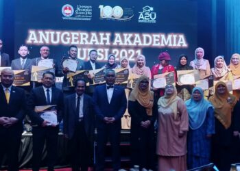 PENERIMA anugerah bergambar bersama dengan Robiah Yunus (depan, enam dari kanan) dan Md. Amin Md. Taff (depan, empat dari kiri). - UTUSAN/IHSAN UPSI