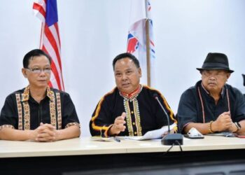 MOHD. Zinin Andong Ajak (tengah) semasa sidang akhbar di Ibu Pejabat Warisan di Kota Kinabalu hari ini.