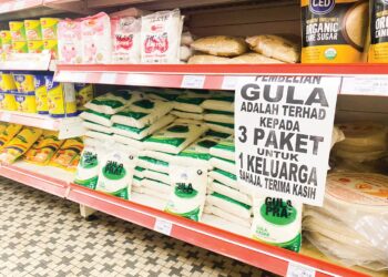 PENIAGA terpaksa mengehadkan penjualan gula kepada pembeli berikutan bekalan yang berkurangan di pasaran. – UTUSAN/NORHAFIZAN ZULKIFLI