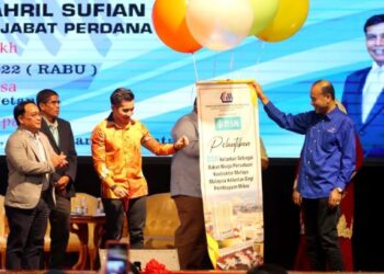 SHAHRIL Sufian Hamdan (tiga dari kiri) bersama Mohd. Rosdi Ab. Aziz (kanan) dalam majlis perasmian  Mesyuarat Agung PKMM Tahun Ke-45  di Kota Bharu, Kelantan/ Foto : UTUSAN/ZULHANIFA SIDEK
