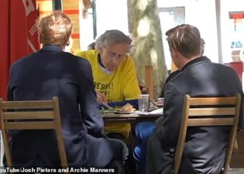 JOSH Pieters dan Archie Manners mengadakan pertemuan dengan Piers Corbyn di restoran di Sloane Square, London. - YOUTUBE