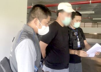 BEKAS sarjan tentera (tengah) menyewa 12 kereta mewah dan kemudian menjual kenderaan tersebut kepada pengedar kereta terpakai. - THA PBS