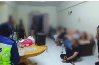 ANGGOTA polis yang menyerbu parti liar di sebuah kondominium di Lumut hari ini. - UTUSAN/IHSAN PDRM