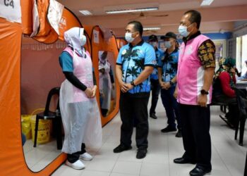 FADLI Yusof Zakaria (tengah) melawat pusat pemberian vaksin (PPV) dalam program outreach vaksinasi Covid-19 pelancongan di Sekolah Kebangsaan Pulau Redang di Kuala Nerus baru-baru ini. - PUQTRA HAIRRY ROSLI