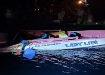 BOT dinaiki mangsa yang hampir karam di perairan Pulau Mantabuan, Semporna semalam.-IHSAN PDRM