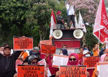RATUSAN pekerja di Jawa Timur menyertai demonstrasi membantah kenaikan harga minyak  di depan Bangunan Grahadi.-AGENSI