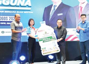 ALEXANDER Nanta Linggi (dua kanan), melancarkan  kempen Lets Rescue PET Bottles oleh Etika dan Hiroyuk di Kuala Lumpur, baru-baru ini