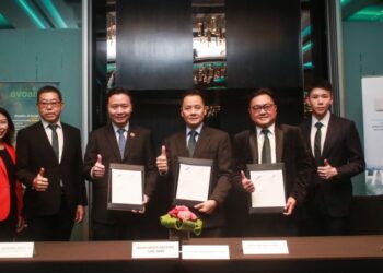 LOW Wai Koon (tiga kanan) bersama Kevin Chan (dua kanan) dan Pengarah Urusan Mercurius Digital Sdn Bhd, Datuk Ong Chong Yi (tiga kiri) pada Majlis Menandatangani Memorandum Persefahaman di antara EvoAir Holdings Inc. dan Mercurius Digital Sdn. Bhd di Kuala Lumpur. - UTUSAN/AFIQ RAZALI