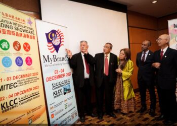DARI kiri: Chong Chong Tik; Timbalan Presiden MACITA, Prof Datuk Naim Mohamad, Presiden Seumur Hidup MACITA, Puan Sri Susan Cheah dan Noor Ahmad Hamid bergambar pada Majlis Pra Pelancaran MIBS Ke-17 di Kuala Lumpur. - UTUSAN/MOHD FARIZWAN HASBULLAH