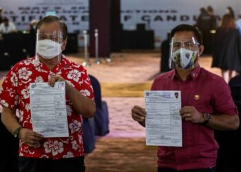 MANNY Pacquiao (kanan) dan Lito Atienza menunjukkan borang pencalonan bertanding jawatan Presiden dan Naib Presiden di Manila. – AFP