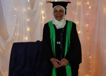 JIHAD Battu mengenakan jubah selepas menamatkan pengajian pada usia 85 tahun. – AGENSI