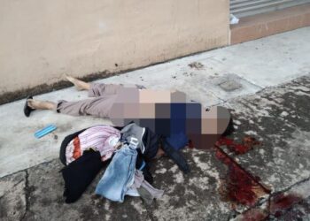 Mayat mangsa yang ditemukan di kaki lima pusat membeli-belah Eastern Plaza, Tawau, hari ini.-IHSAN Polis