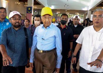 MAHATHIR Mohamad ketika hadir pada program Suara Tanah Air di Kelab Komuniti Taman Tasik Cyberjaya.- UTUSAN/FAISOL MUSTAFA