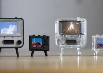TELEVISYEN comel sebesar setem merupakan alatan terbaharu yang dihasilkan oleh syarikat TinyCircuits di Ohio Amerika Syarikat (AS).-AGENSI