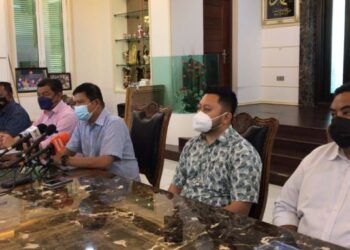 MOHAMAD ALI Mohamad (tiga dari kanan) mengadakan sidang akhbar khas di Baitul Tariq, Klebang Permai, Melaka. - UTUSAN/AMRAN MULUP