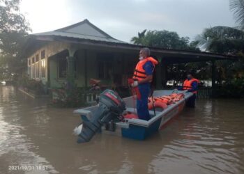 ANGGOTA APM melakukan pemantauan di kawasan yang dilanda banjir di Alor Setar, Kedah.