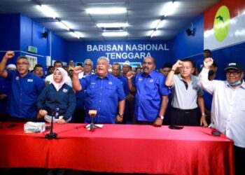 NASARUDDIN AHMAD (tengah) pada sidang media sebagai solidariti bersama Dr. Adham di Pejabat UMNO Bahagian Tenggara di sini yang turut dihadiri ketua parti komponen, Ketua PDM dan Ketua Cawangan UMNO Bahagian Tenggara.