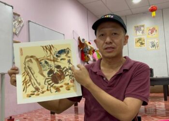 KOH Keat Fu menunjukkan lukisan dakwat Cina yang dihasilkan rumahnya di Bandar Utama, Gua Musang, Kelantan. - UTUSAN/ AIMUNI TUAN LAH