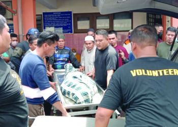 JENAZAH Abdul Rajim Hamski dibawa keluar dari bilik forensik Hospital Seri Manjung, untuk dibawa dan dikebumikan di Johor. – UTUSAN/SHAMSUL KAMAL AMARUDIN