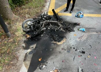 MOTOSIKAL ditunggang mangsa meletup dan terbakar dalam kemalangan di Krubong Tampoi, Melaka.