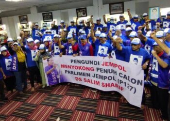 SEBAHAGIAN individu terdiri daripada Ketua UMNO Cawangan, Ketua PDM dan sayap parti UMNO Parlimen Jempol hadir mendesak supaya Mohd. Salim dikekalkan sebagai calon BN di Parlimen Jempol pada PRU-15.-UTUSAN/ NOR AINNA HAMZAH