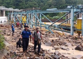 KAWASAN tanah runtuh di laluan utama Stesen Janakuasa Hidro Pangi di Tenom hari ini.