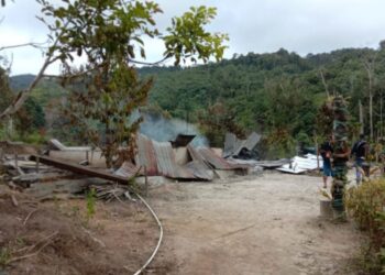 SEBAHAGIAN daripada rumah penduduk yang dibakar oleh kumpulan militan MIT di Sigi, Sulawesi Tengah, Indonesia. - AGENSI