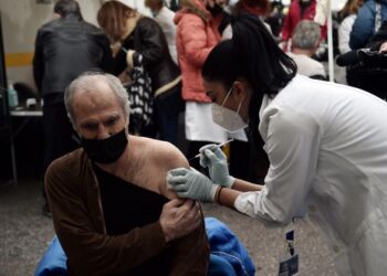 SEORANG penduduk menerima suntikan vaksin Covid-19 di sebuah pusat vaksinasi di Aristotelous Square di Thessaloniki, Greece. – AFP