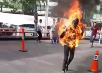 AKSI pelarian Afghanistan yang membakar dirinya di depan pejabat UNHCR, Medan.-AGENSI