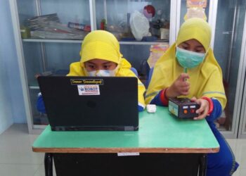 ADELIA Shovia Putri (kiri) dan Dania Azra Nazifa mencipta alat
oksibraille. – KOMPAS