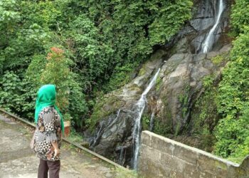 MANGSA melakukan terjunan di sekitar kawasan air terjun Kelok Jariang, Padang.-KOMPAS.COM