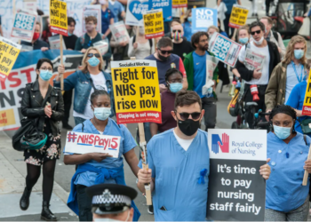 PETUGAS perkhidmatan kesihatan United Kingdom melancarkan protes menuntut kenaikan gaji di London. - AGENSI