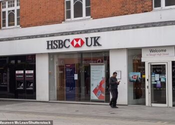 BANK HSBC akan menutup 114 cawangannya di seluruh United Kingdom (UK) mulai April depan.-AGENSI