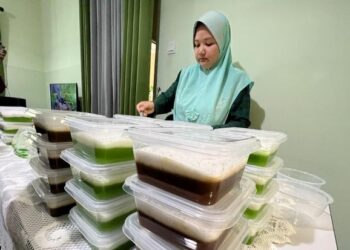 NOR Aishah Jaafar bersama kuih boko ubi kayu yang dihasilkan di rumahnya di Projek Perumahan Rakyat (PPR) Gua Musang, Kelantan.UTUSAN/AIMUNI TUAN LAH.