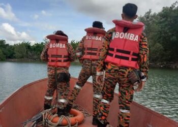 PASUKAN Bomba menjalankan operasi mencari dan menyelamat kanak-kanak yang dibaham buaya di Lahad Datu hari ini.