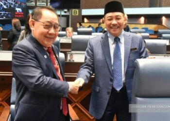 HAJIJI Noor (kanan) bersama Timbalan Ketua Menteri, Datuk Seri Dr Jeffrey Kitingan (kiri) semasa persidangan DUN Sabah hari ini.