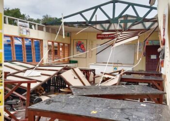 BANGUNAN SMK Pulau Gaya, Kota Kinabalu yang terjejas akibat kejadian angin kencang.