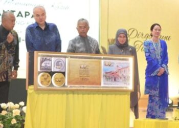 YANG di-Pertuan Agong, Al-Sultan Abdullah Ri’ayatuddin Al-Mustafa Billah Shah (tiga dari kiri) berkenan melancarkan setem komemeratif dan syiling edisi khas sempena Kemuncak Sambutan 100 Tahun UPSI di Dewan Tunku Canselor, Kampus Sultan Azlan Shah, Tanjung Malim hari ini. - UTUSAN/IHSAN UPSI