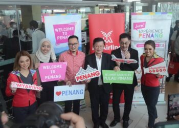 CHOW Kon Yeow (tiga dari kanan) bersama Rayner Teoh Kheng Hock (dua dari kanan) ketika Majlis Pelancaran Penerbangan Pertama MYAirlines bagi laluan Kuala Lumpur ke Pulau Pinang, di LTAPP, Bayan Lepas, Pulau Pinang hari ini. - Pix: IQBAL HAMDAN