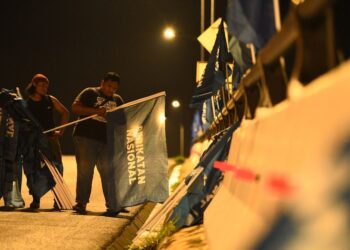 SUASANA malam sehingga awal pagi di sekitar negeri ini mula rancak apabila penyokong serta ahli-ahli parti politik mula sibuk memasang bendera parti masing-masing menjelang Pilihan Raya Umum Ke-15 (PRU15) di Guar Sanji, Perlis semalam.- UTUSAN/IZLIZAN OTHMAN