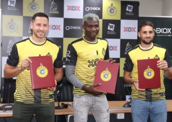 (Dari kiri) STIPE Plazibat, Sunday Kolawole Afolabi  dan Luciano Guaycochea menunjukkan kontrak yang mereka tandatangani dengan Perak FC di Ipoh semalam.  - UTUSAN/MUHAMAD NAZREEN SYAH MUSTHAFA