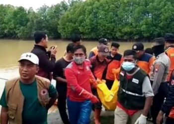 POLIS mengangkat mayat lelaki yang lemas ketika membersihkan diri di Sungai Kemuning.-AGENSI