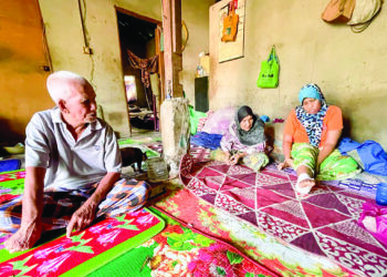 KEHIDUPAN Hashim Ahmad (kiri) bersama Fatimah Man (tengah) dan Nor Pahanisha yang serba kekurangan di Kampung Desa Keda, Batu 13 di Pokok Sena. – UTUSAN/ JAMLIAH ABDULLAH