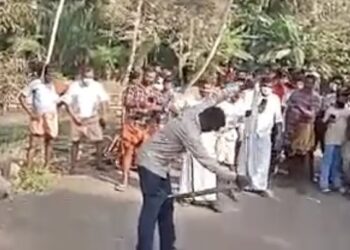 VAVA Suresh dipatuk ular tedung ketika cuba memasukkannya ke dalam guni. - AGENSI