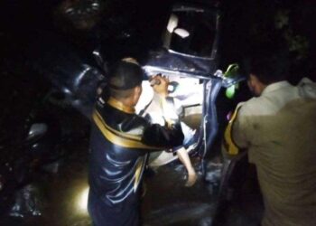 PASUKAN keselamatan mengeluarkan mayat mangsa dari kenderaan yang terjunam ke dalam gaung di Banyuwangi, Jawa Timur. - AGENSI