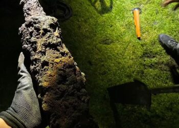 BAHAN letupan zaman Perang Dunia Pertama ditemukan di Invergordon di Scotland kelmarin.-AGENSI