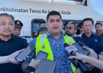 SHAHELMEY Yahya (tengah) semasa sidang akhbar di Putatan hari ini